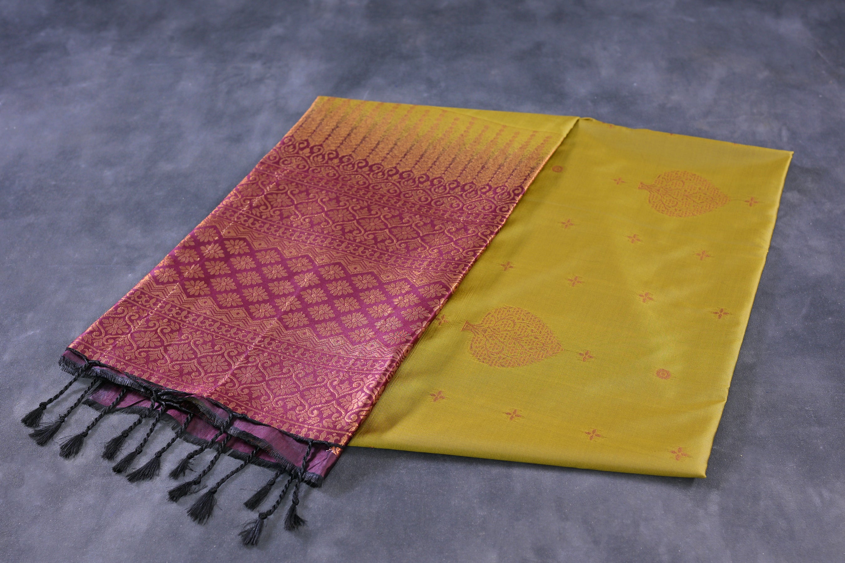 Regal Kanchipuram Semi-Silk Saree - Borderless Design with Heavy Pallu