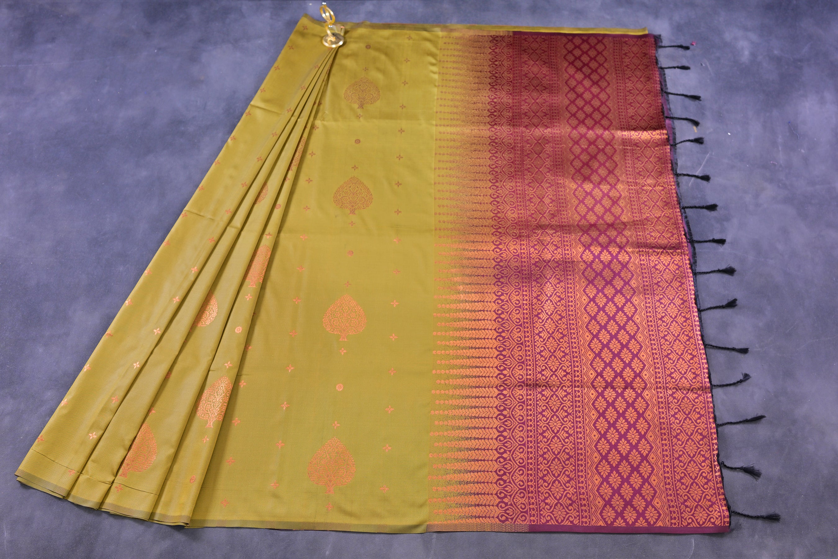 Regal Kanchipuram Semi-Silk Saree - Borderless Design with Heavy Pallu