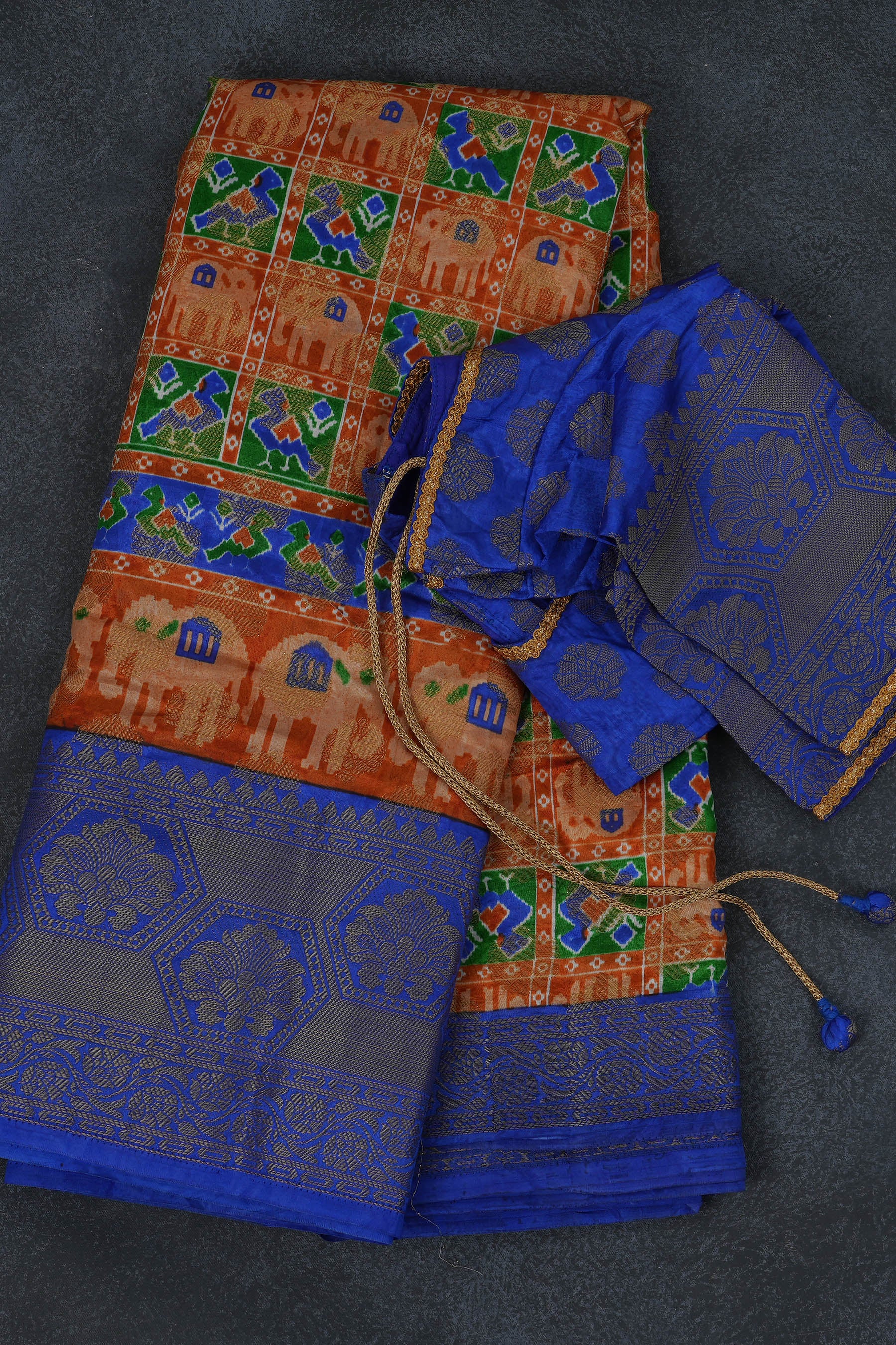 Exquisite Ikkat Silk Saree with Pochampally Ikkat Weaving