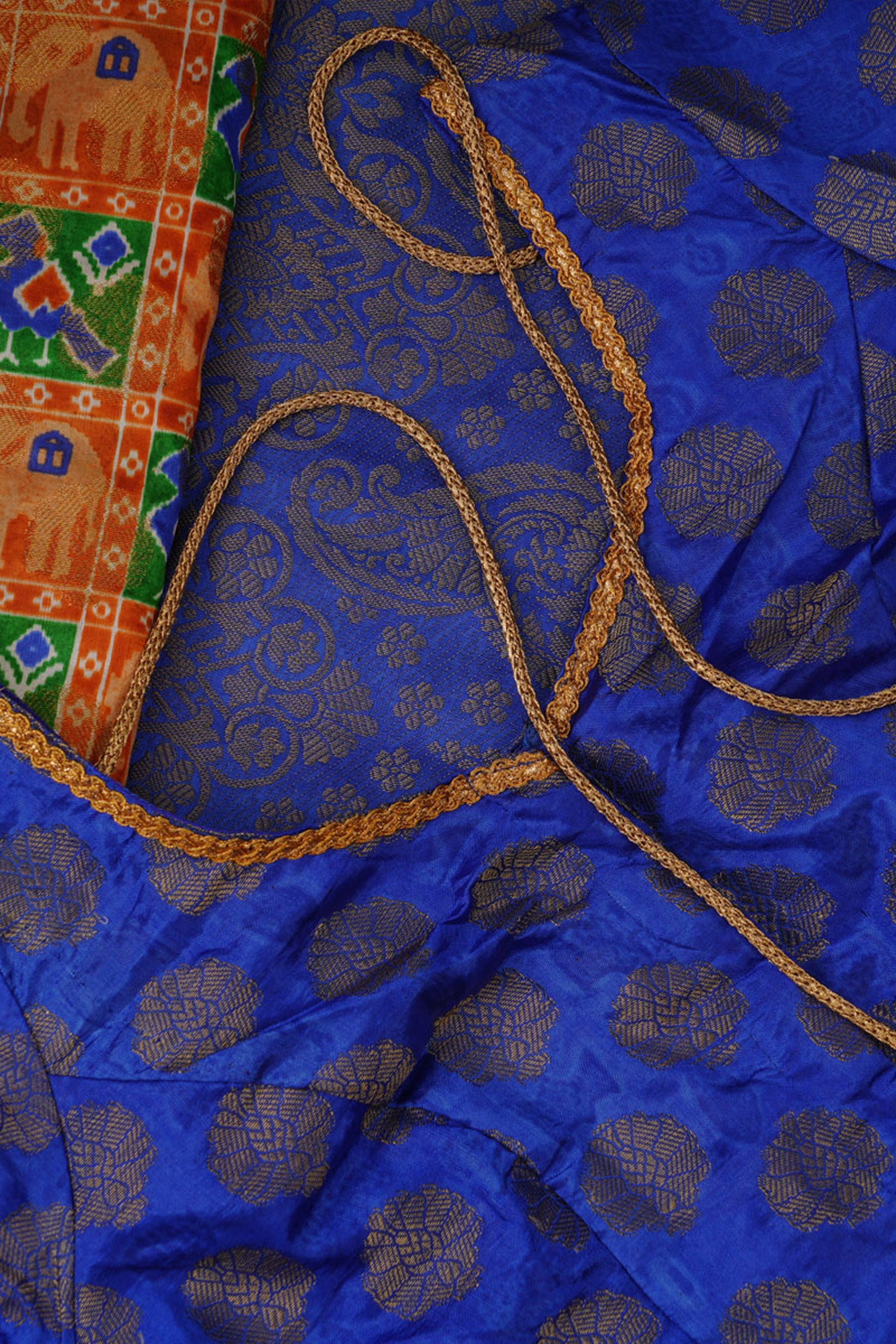 Exquisite Ikkat Silk Saree with Pochampally Ikkat Weaving