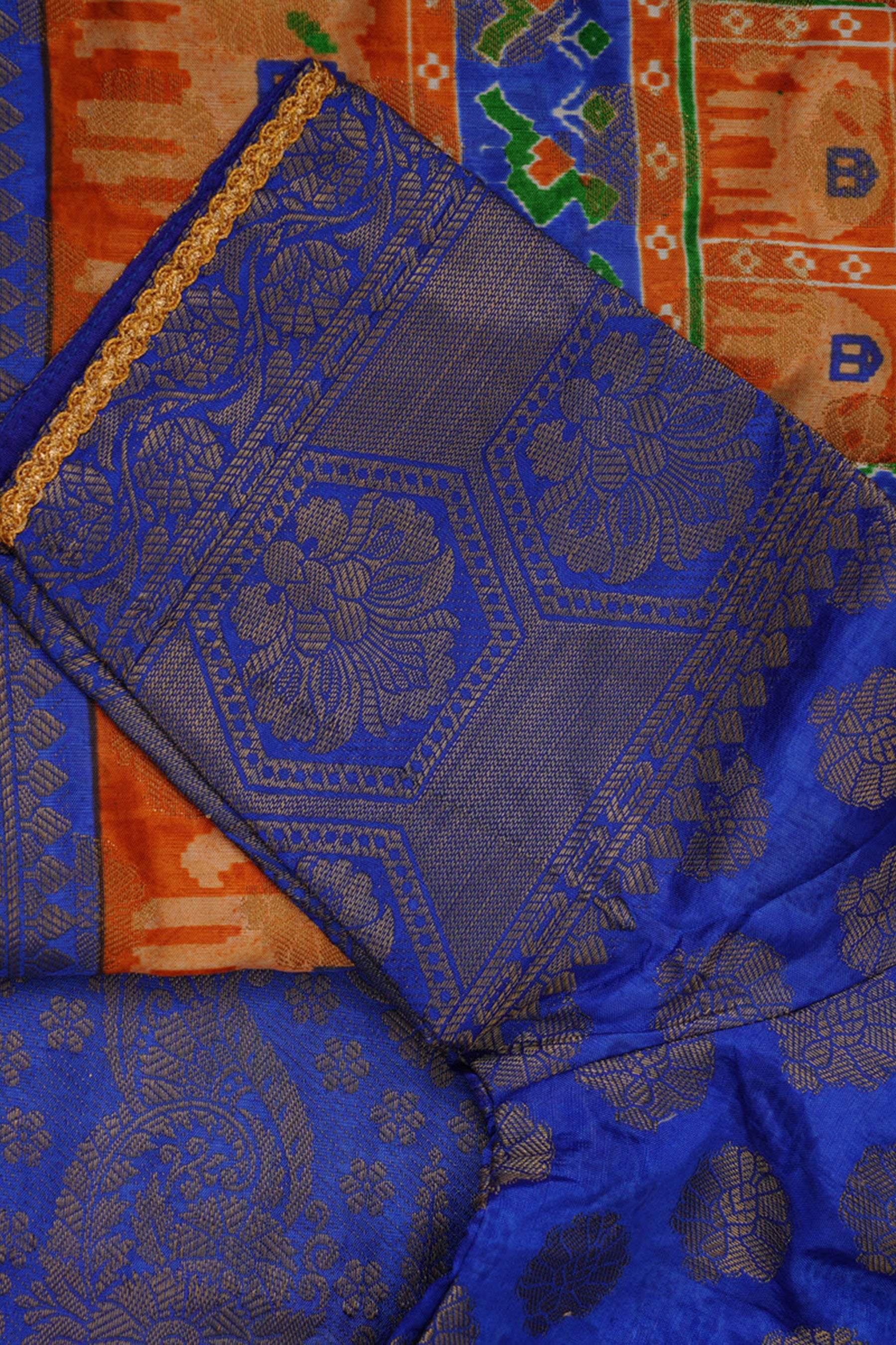 Exquisite Ikkat Silk Saree with Pochampally Ikkat Weaving