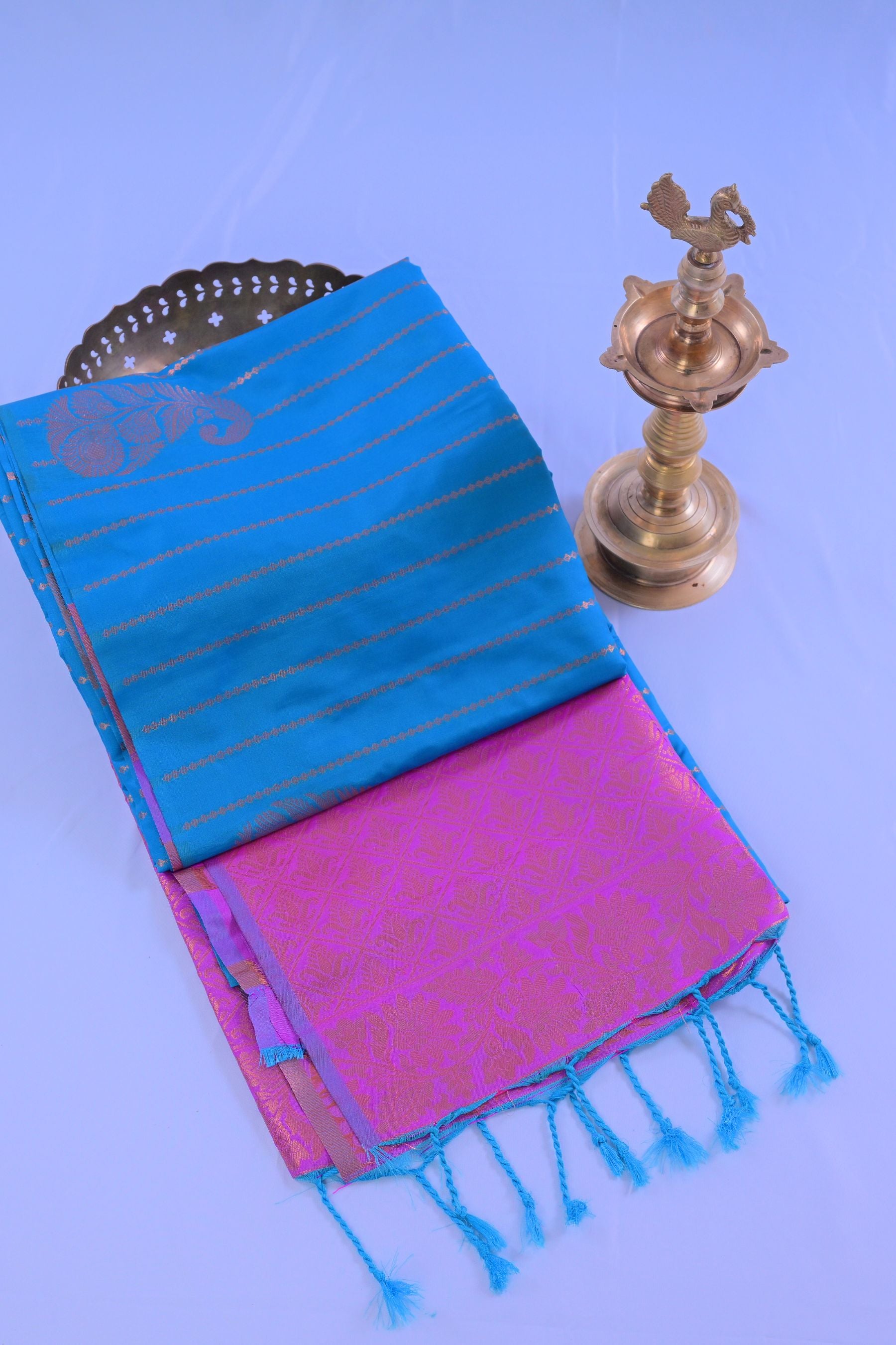 Classic Elegance: Borderless Saree With Zari Lines and Heavy Pallu