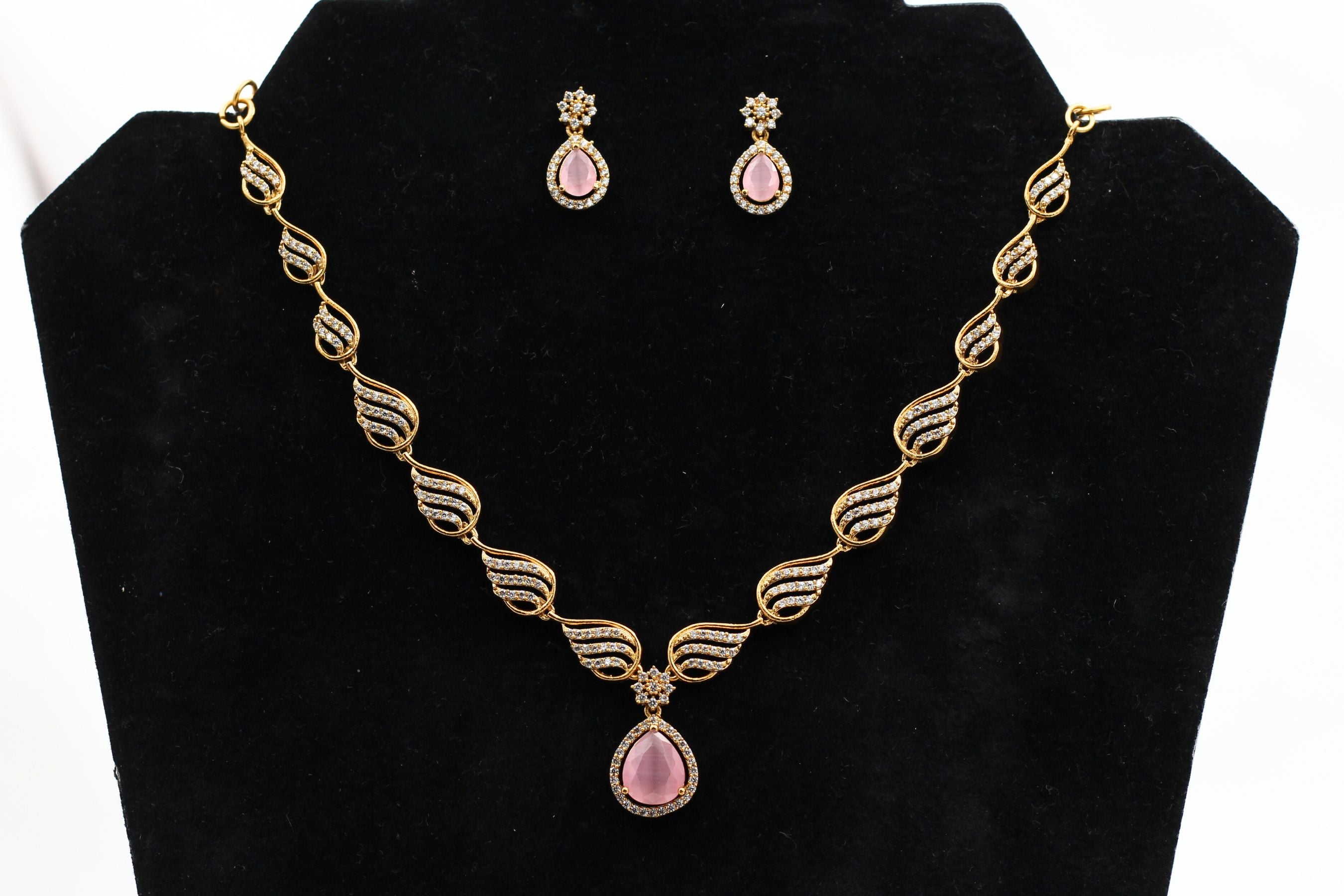 Regal Gold-Polished Jewelry Stone Neck Set - Handcrafted Statement Piece