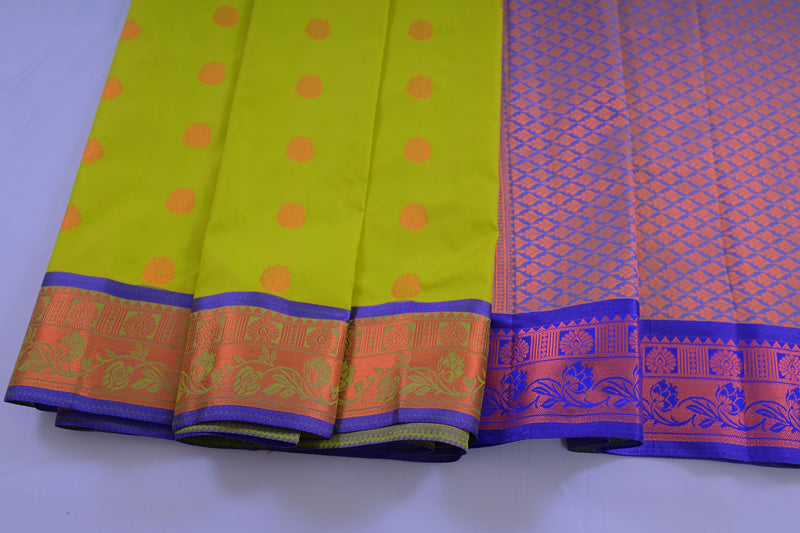 Elegant Dual-Border Saree with Grand Pallu and Copper Zari Accents