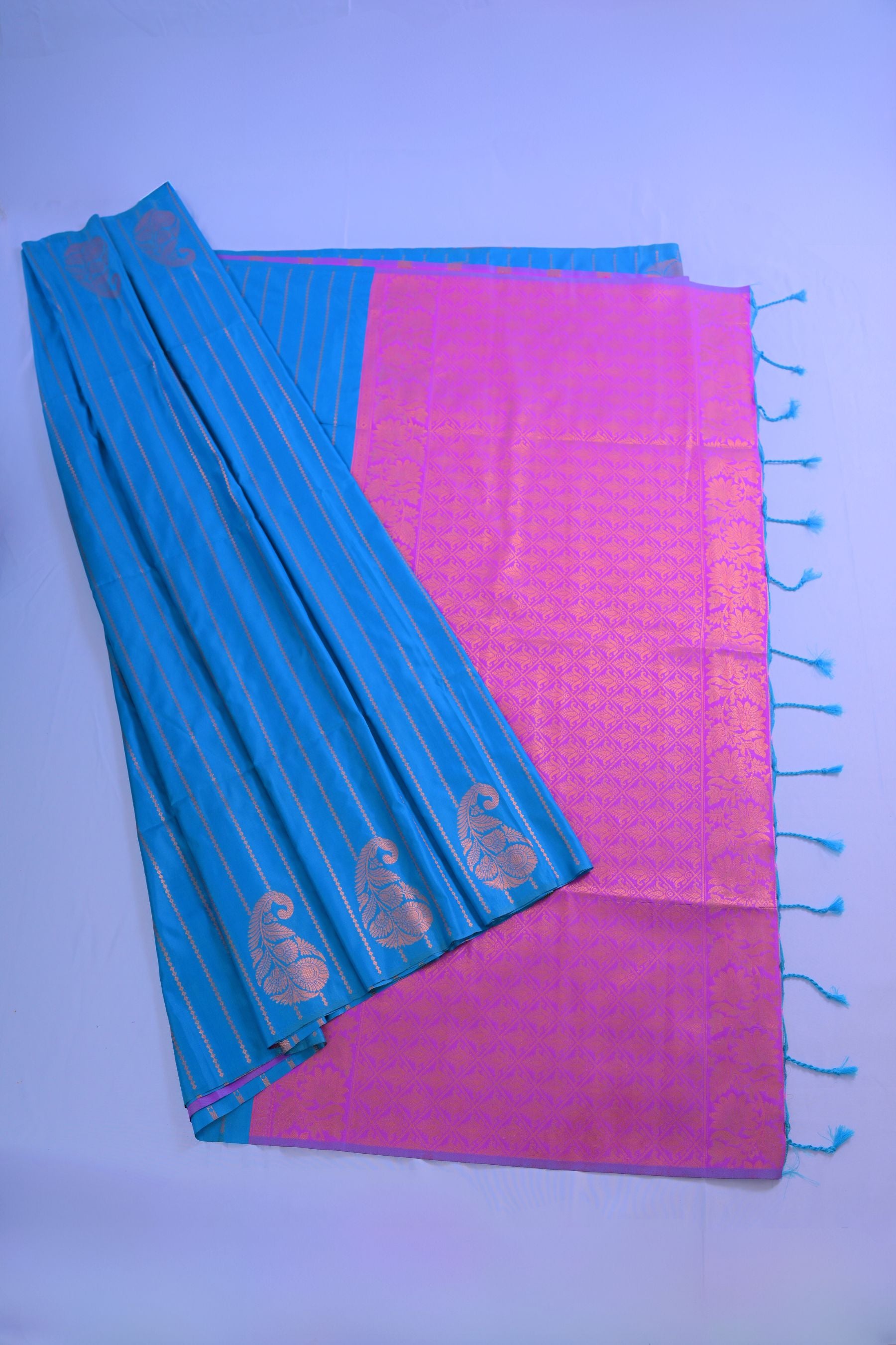 Classic Elegance: Borderless Saree With Zari Lines and Heavy Pallu