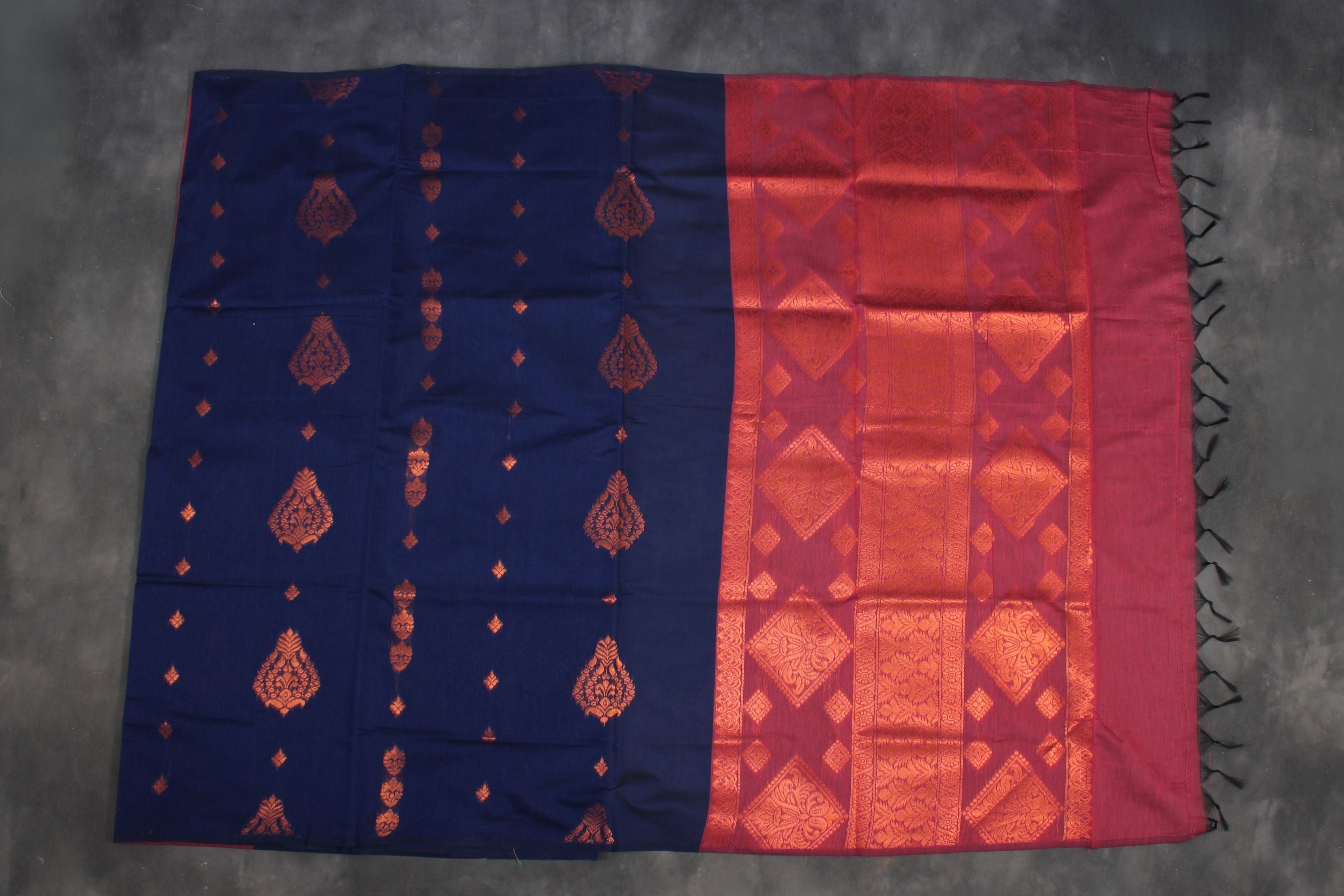 Exquisite Pure Silk-Cotton Saree: Lightweight Elegance with Large Motifs