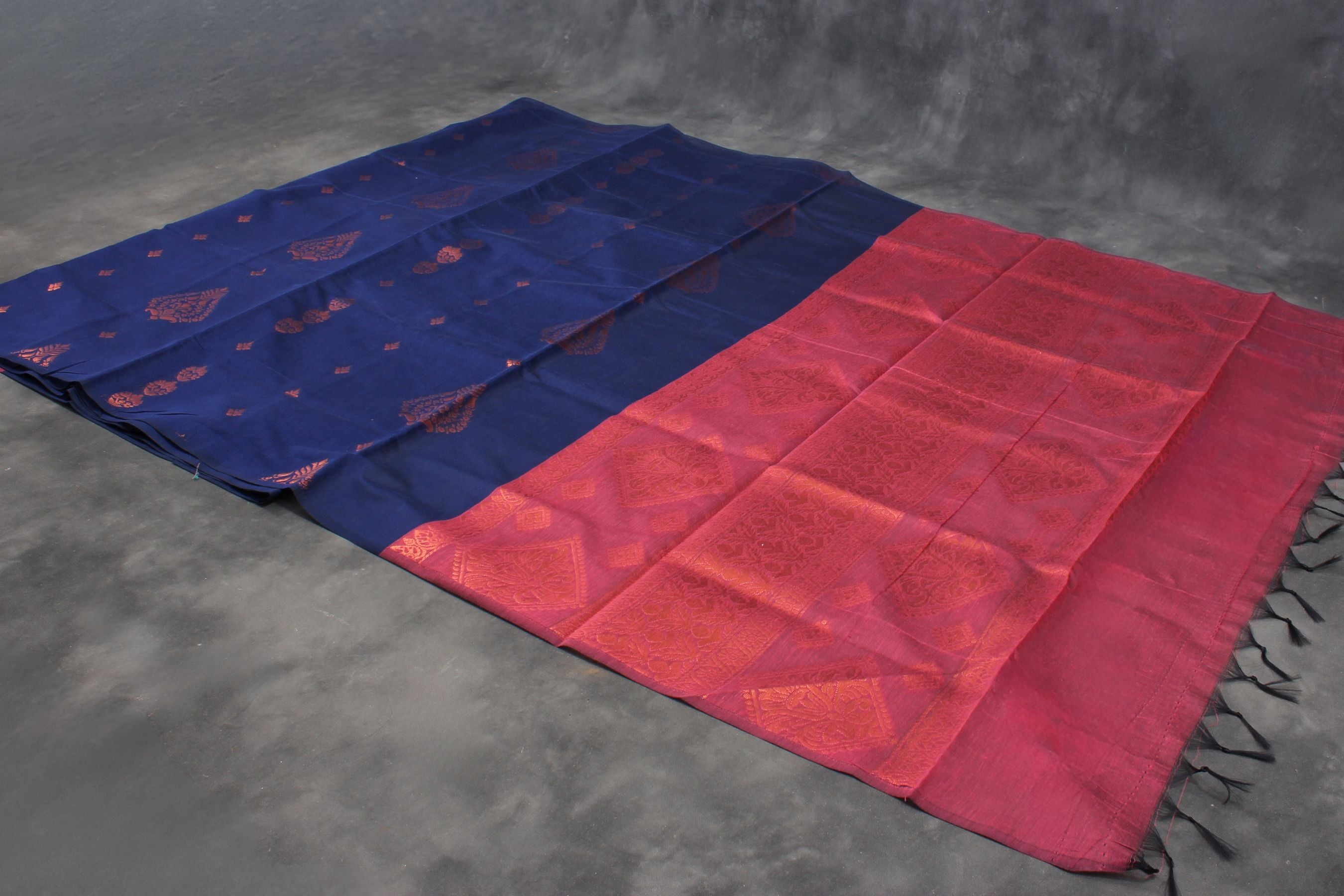 Exquisite Pure Silk-Cotton Saree: Lightweight Elegance with Large Motifs