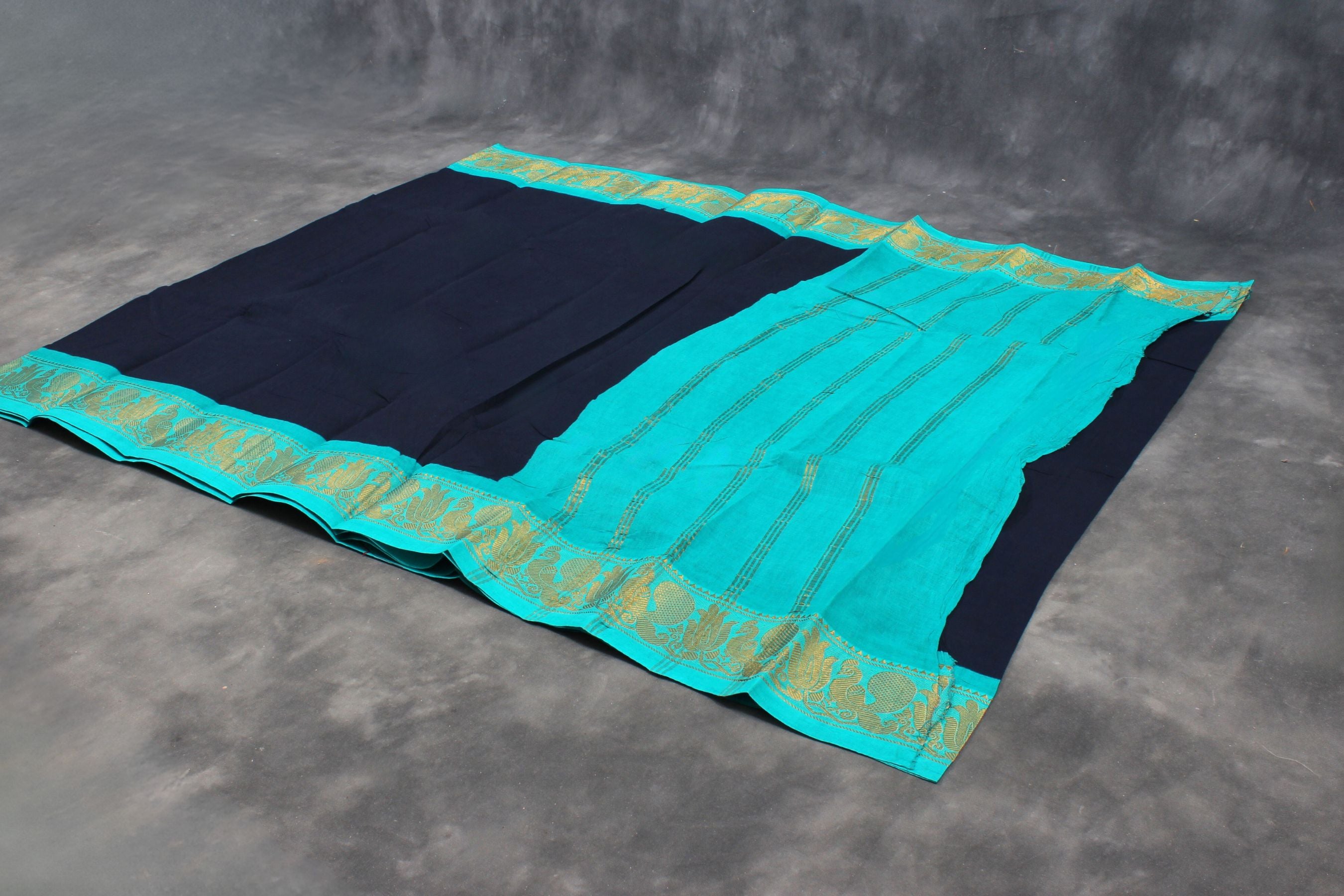 Traditional Elegance Madurai Sungudi Cotton Saree with Peacock Border