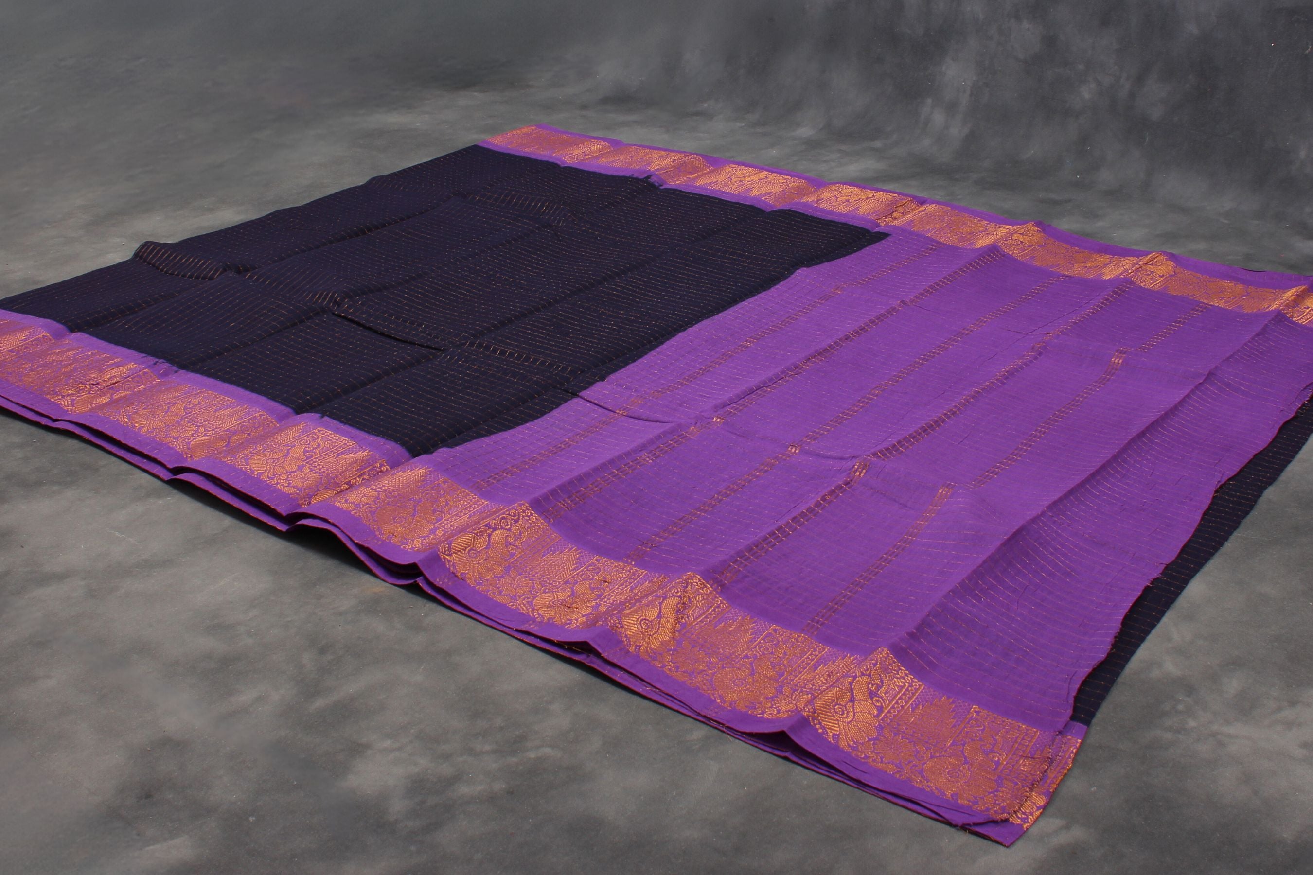 Madurai Sungudi Pure Cotton Saree with Zari Border – Traditional Elegance