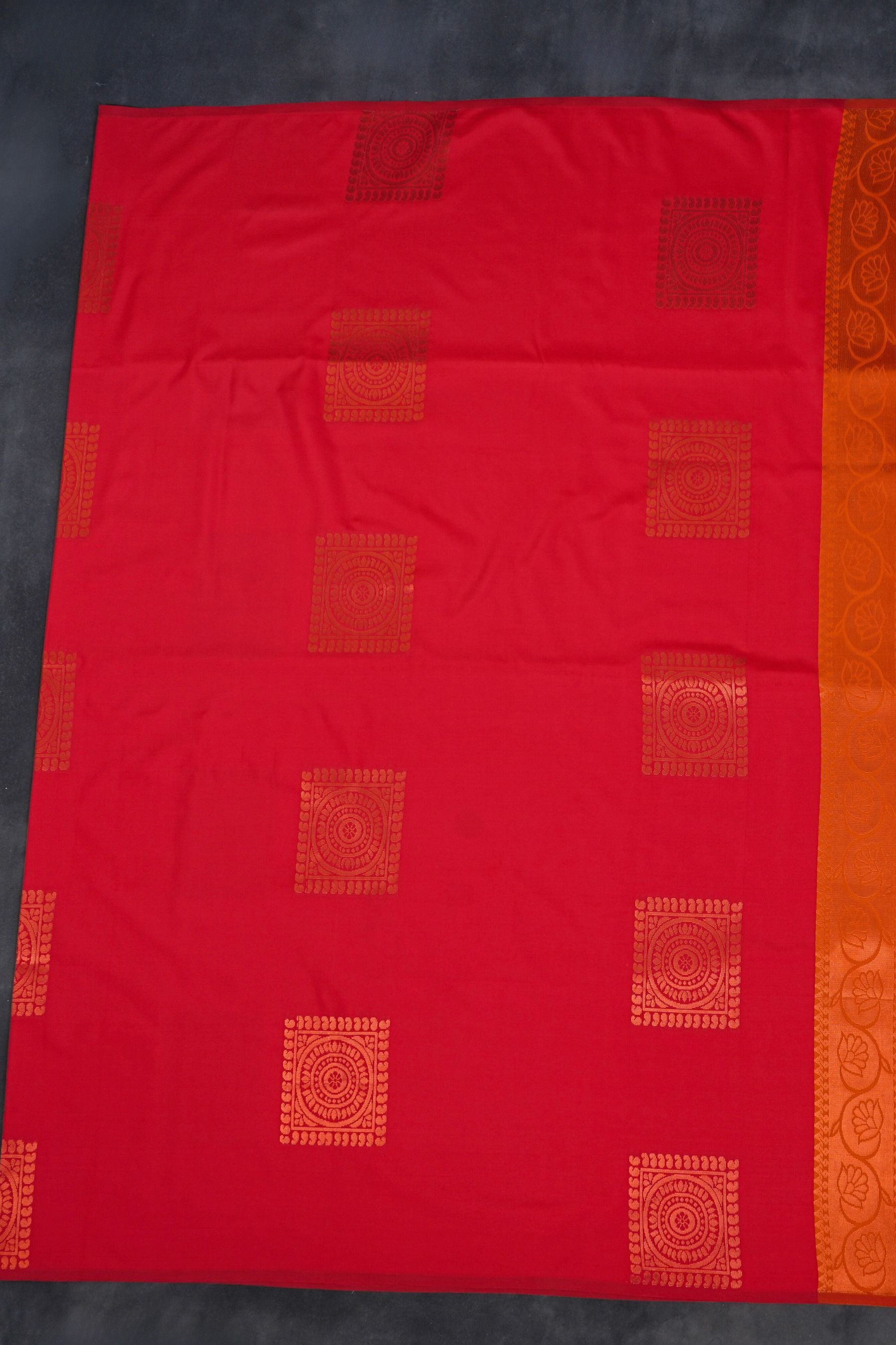 Kanchipuram Blended Silk Saree: Borderless Elegance for Timeless Style