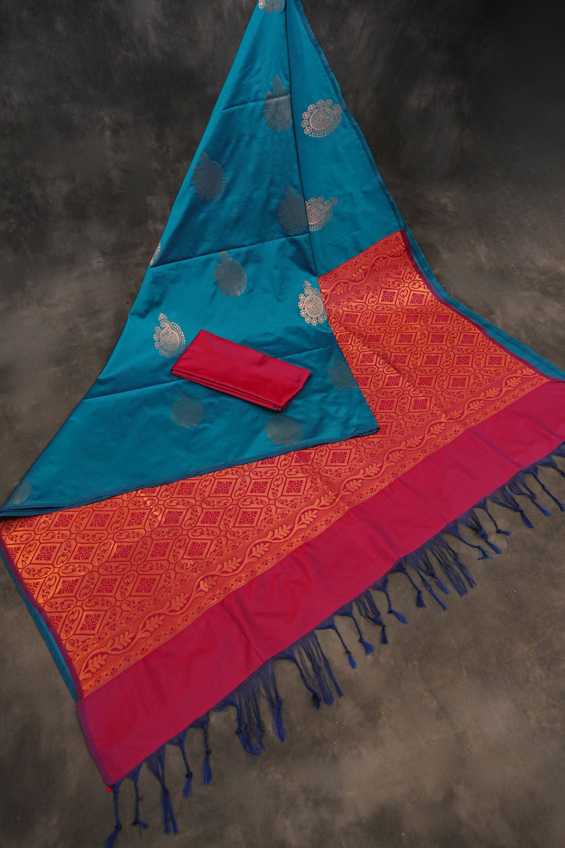 Elegant Borderless Handwoven Kanchipuram Blended Silk Saree