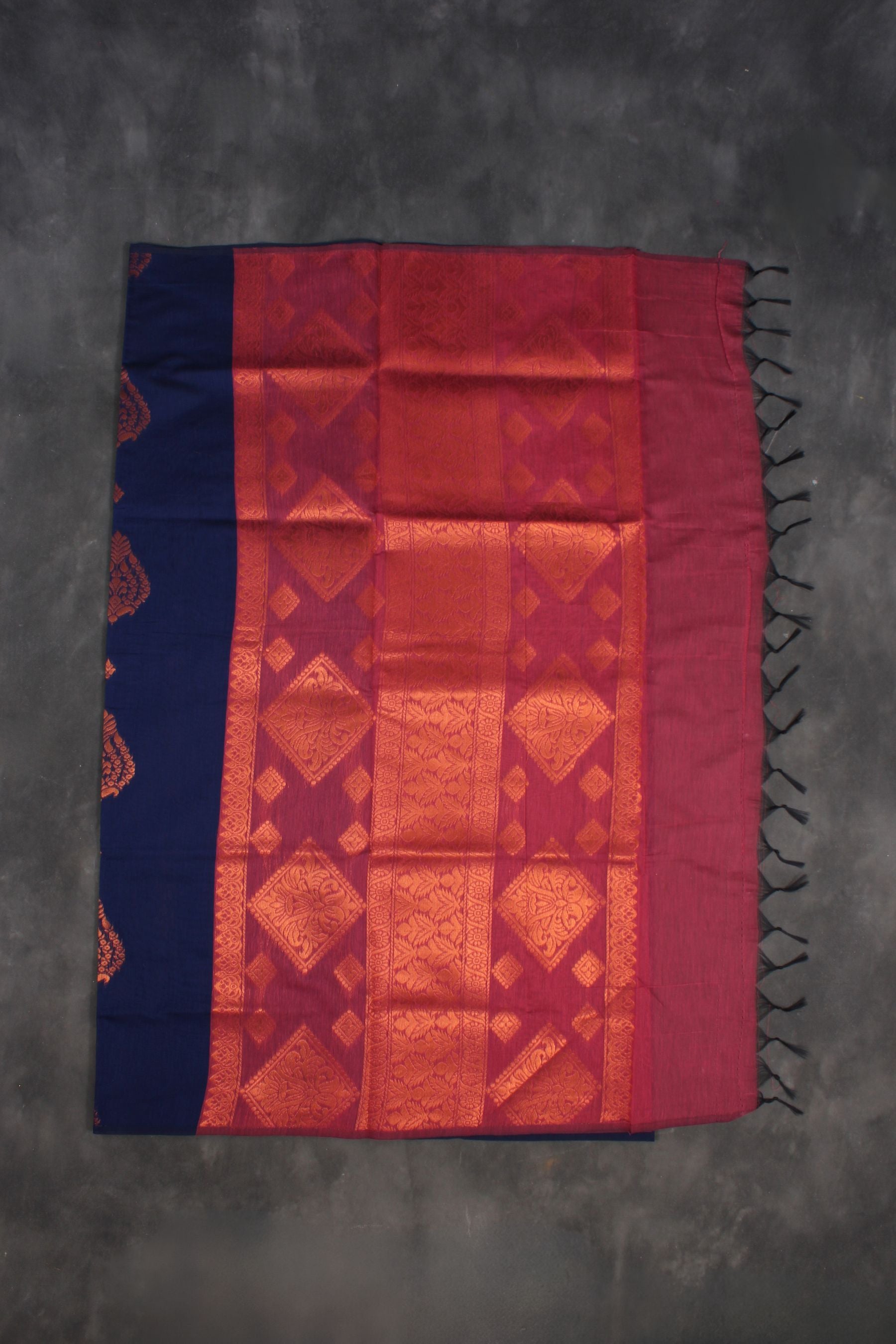 Exquisite Pure Silk-Cotton Saree: Lightweight Elegance with Large Motifs