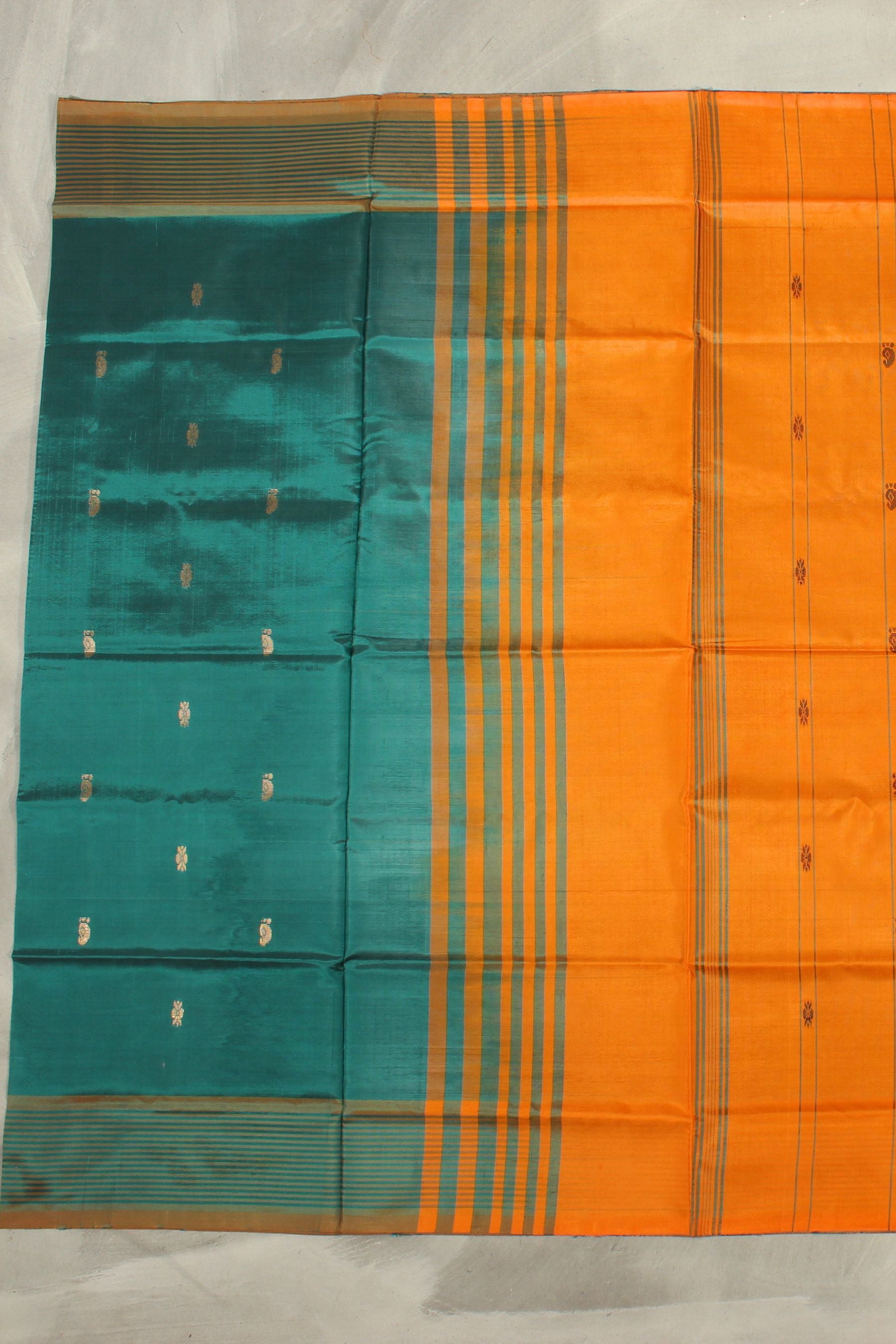 Eco-friendly Borderless Banana Pith Saree – Handwoven Beauty |JCSFashions