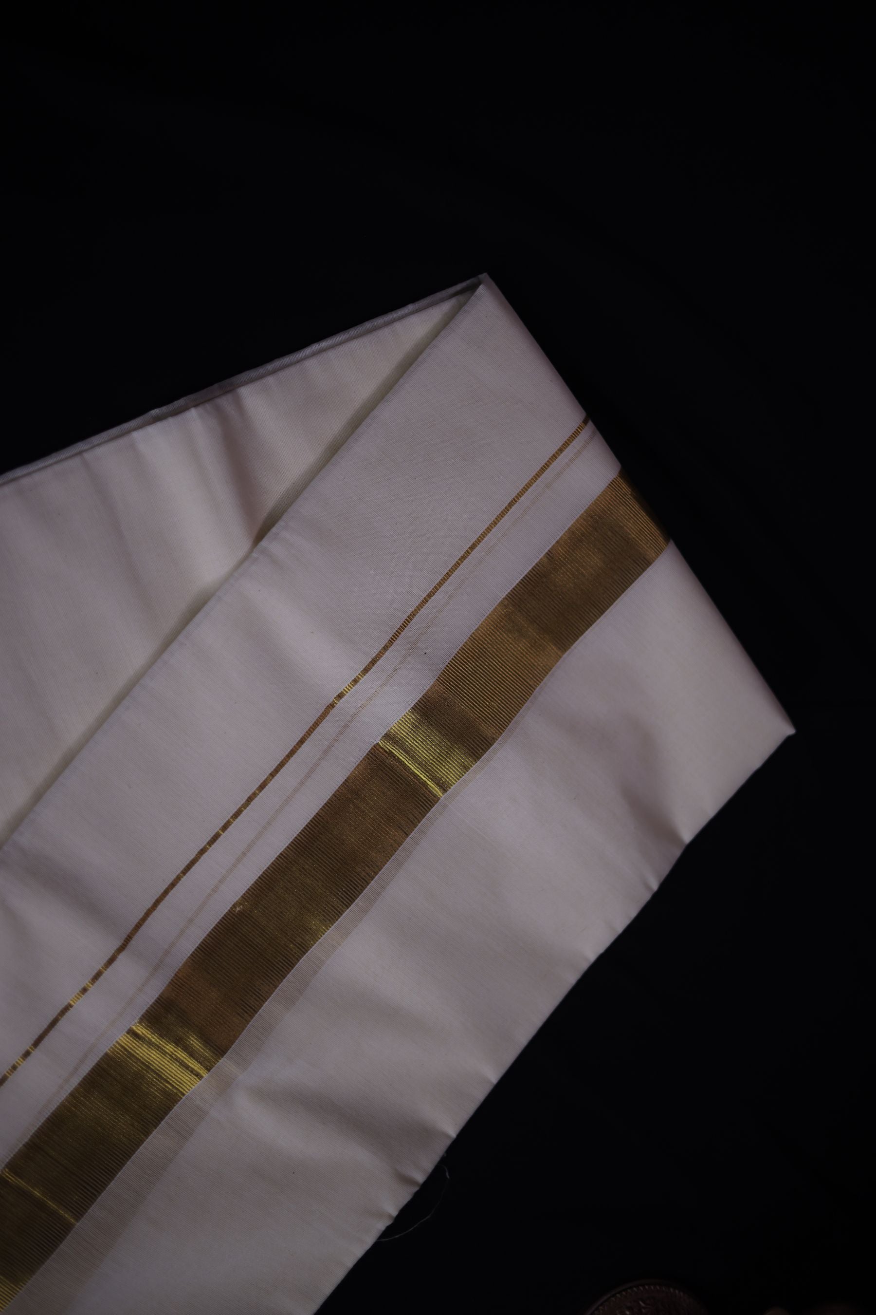 Heritage-Blend Kerala Cotton Angavastram: Exquisite Zari Lines & Comfort