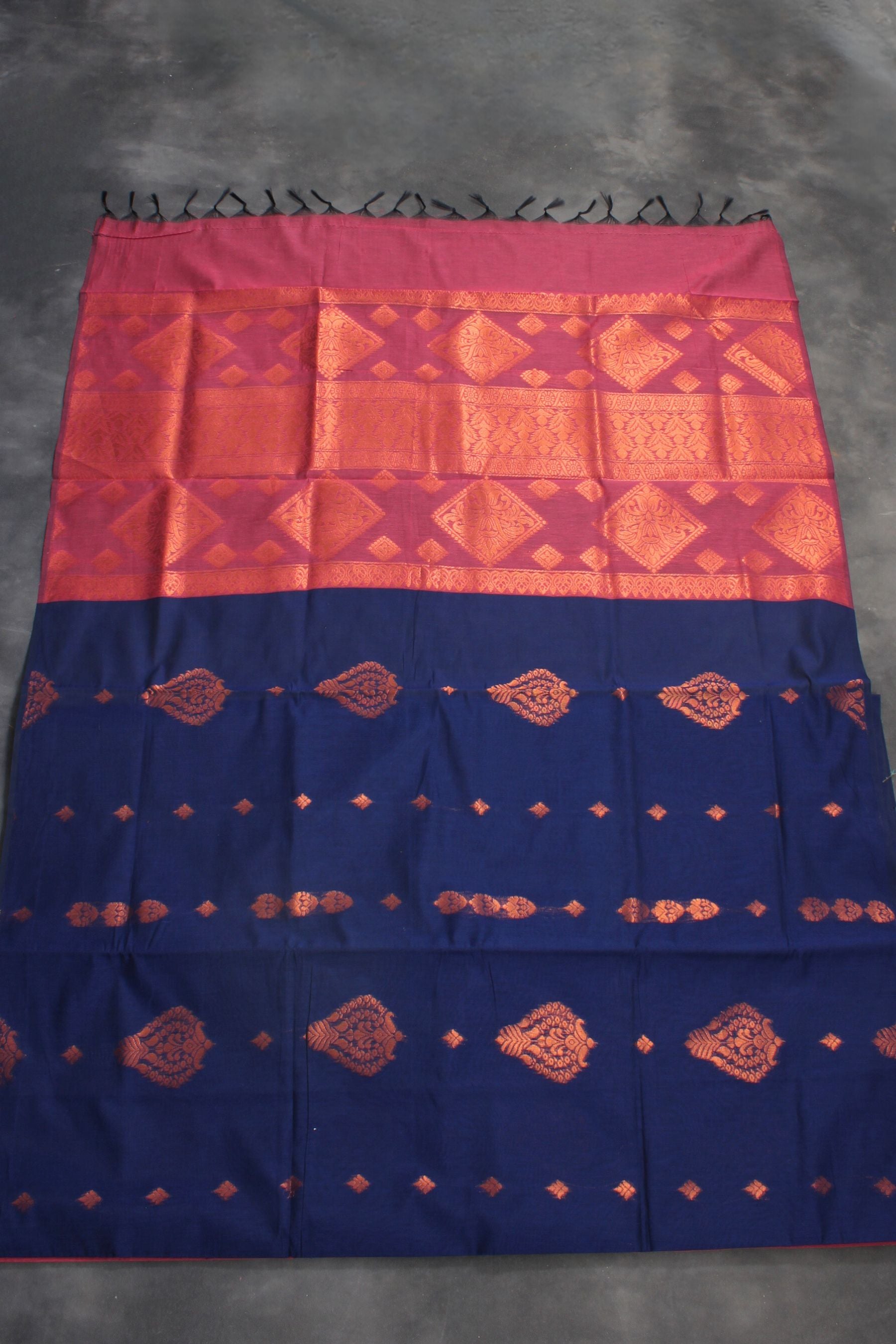 Exquisite Pure Silk-Cotton Saree: Lightweight Elegance with Large Motifs