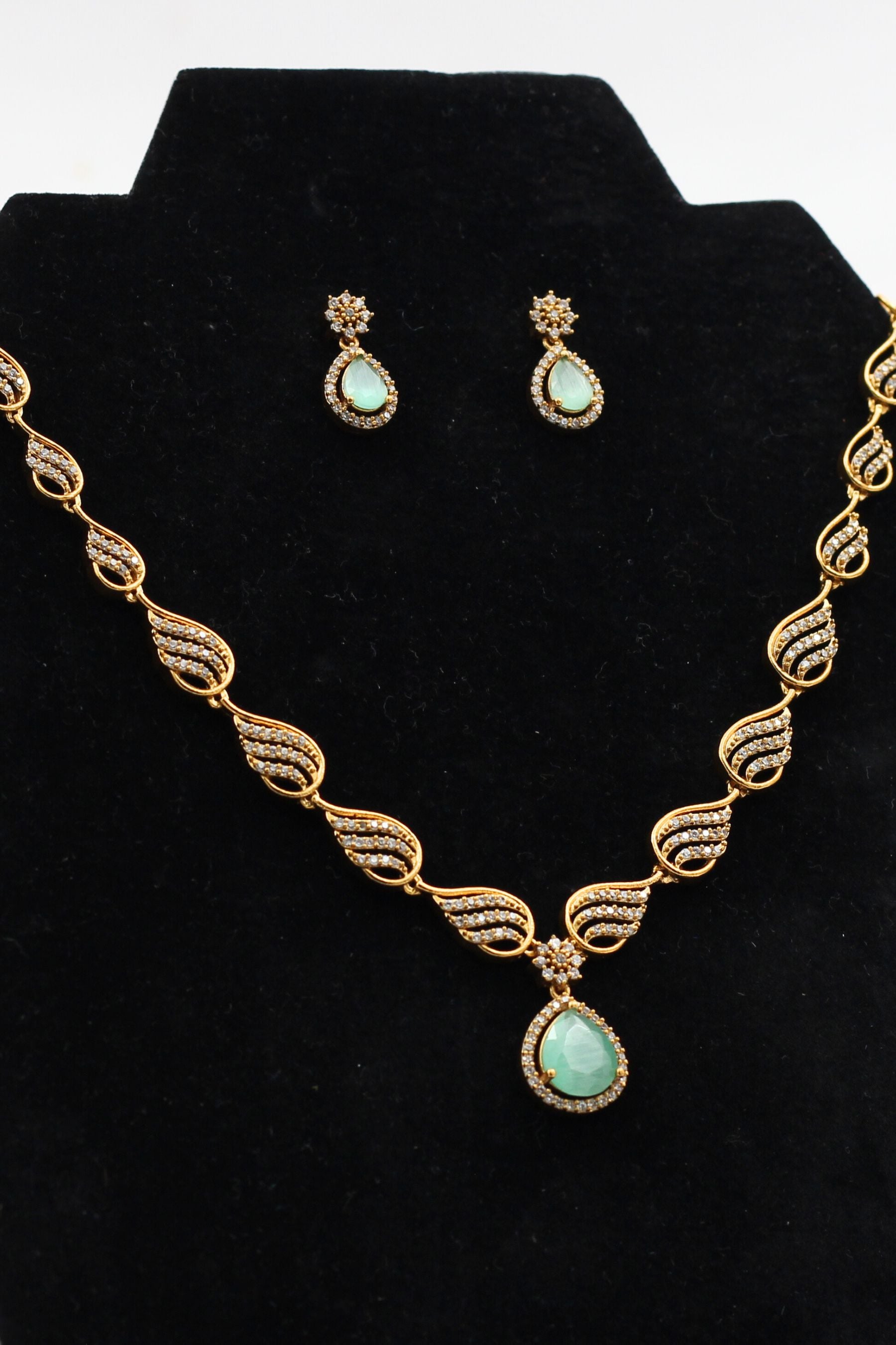 Regal Gold-Polished Jewelry Stone Necklace Set - JCS Fashions Jewelry JCS Fashions Sea Green 9"